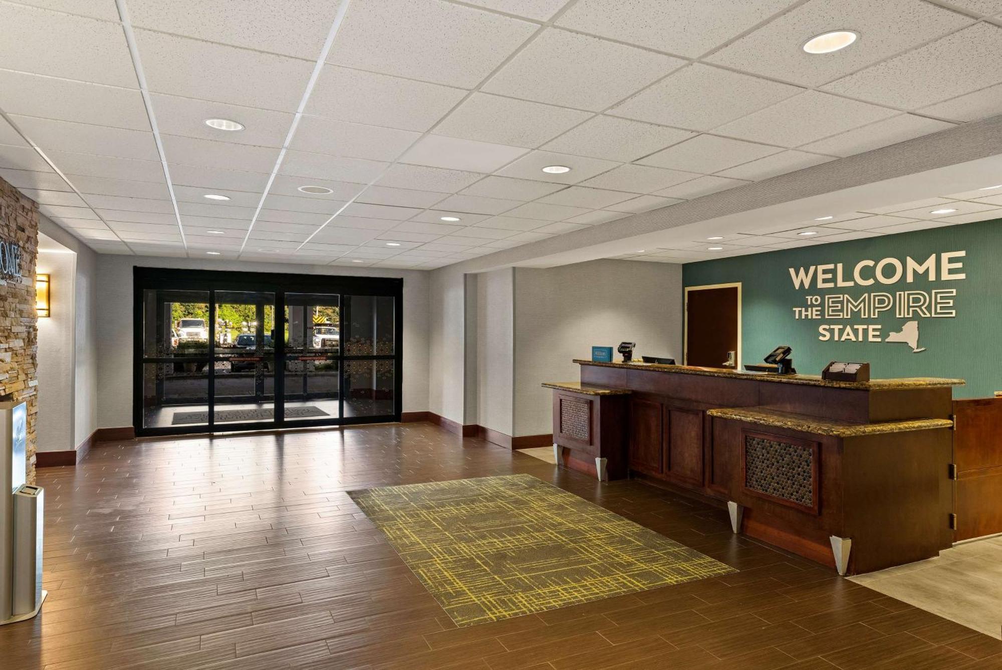 Hampton Inn & Suites Poughkeepsie Spackenkill Exteriör bild