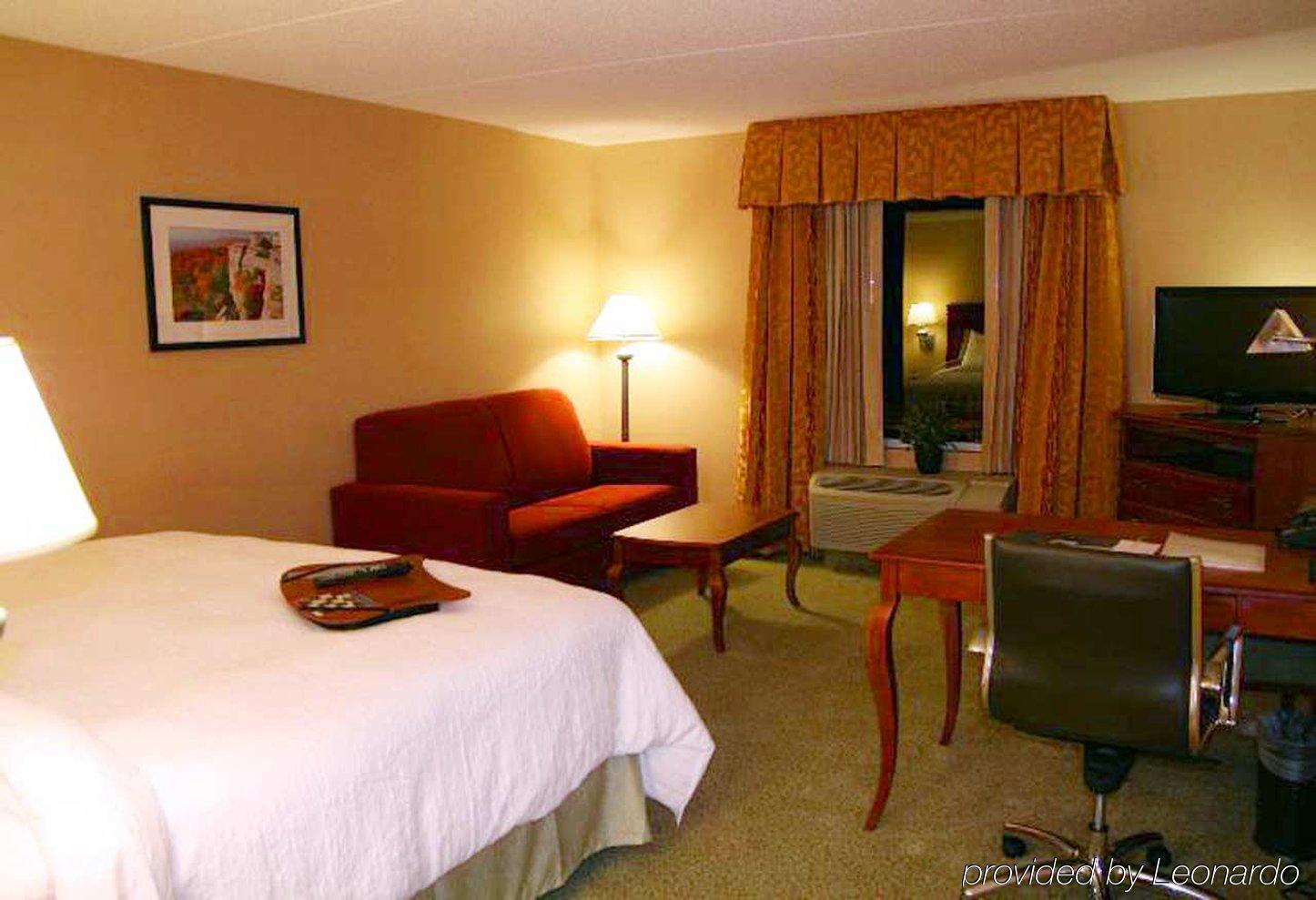 Hampton Inn & Suites Poughkeepsie Spackenkill Rum bild